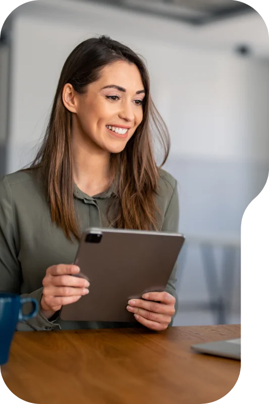 Profesional colaborando en procesos de aprendizaje y desarrollo de carrera