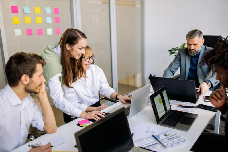 Equipo de trabajo colaborando en un ambiente laboral positivo
