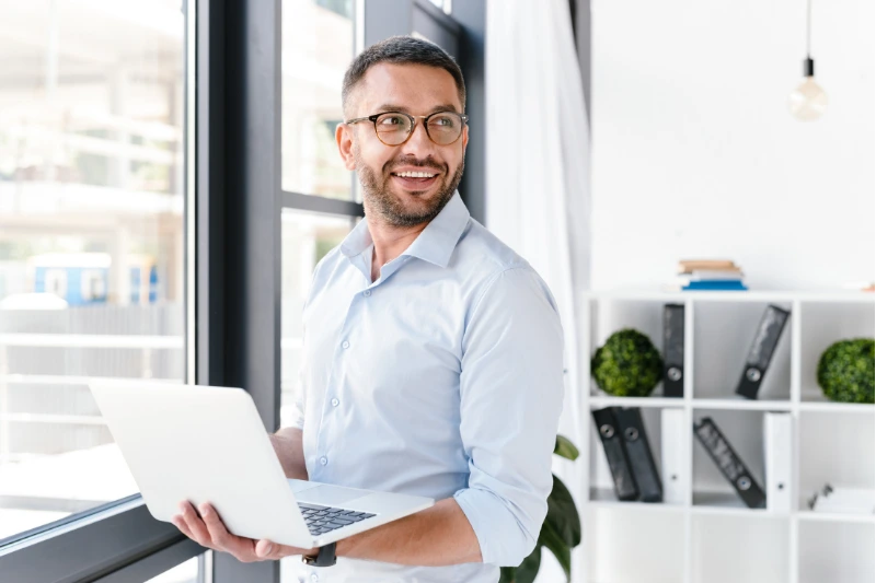 Profesional trabajando en el seguimiento de objetivos y desarrollo del talento