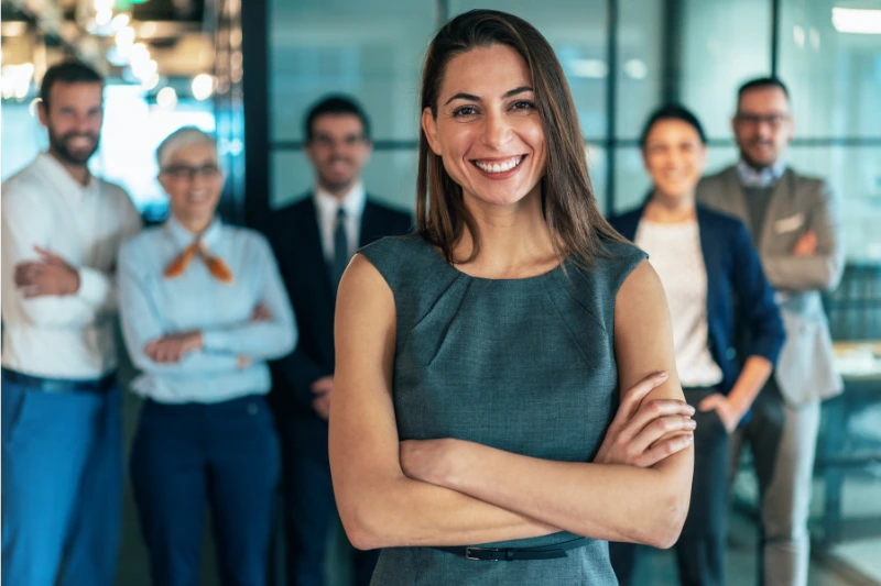 Líder analizando indicadores de desempeño y productividad del equipo