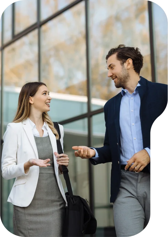Profesionales dialogando en un entorno laboral durante un proceso de transición de carrera