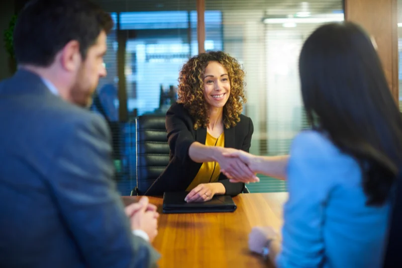 Equipo de trabajo colaborando para encontrar oportunidades laborales