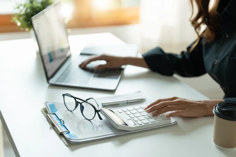 Persona trabajando con tecnología representando aprendizaje y conocimiento propio
